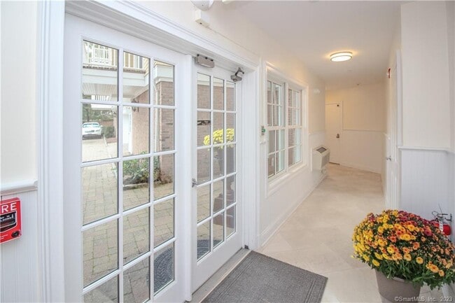 130 Post Rd W in Westport, CT - Building Photo - Building Photo