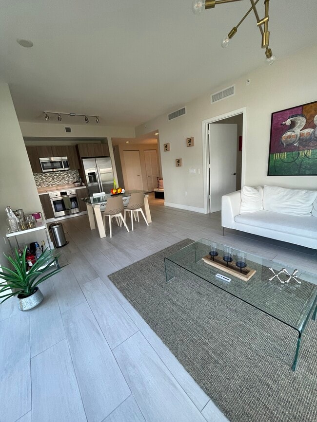 201 SW 17th Rd, Unit 6 in Miami, FL - Building Photo - Building Photo