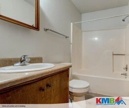 953 Boston Way in Coralville, IA - Building Photo - Building Photo