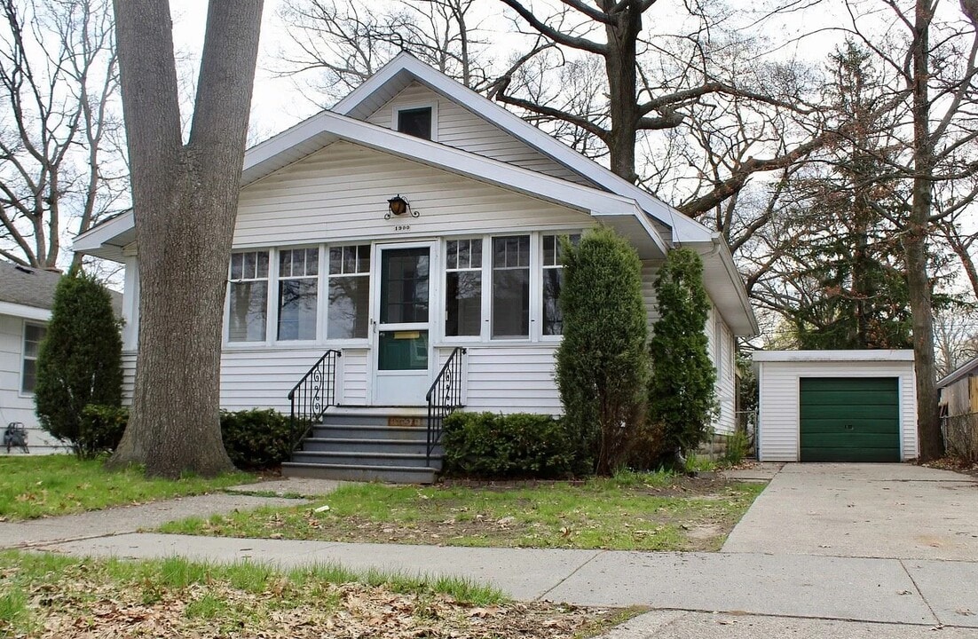 1900 Commerce St in Muskegon, MI - Building Photo