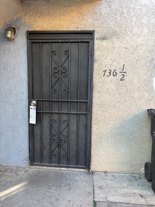 736 1/2 W Century Blvd, Unit downstairs