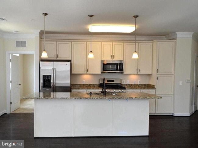 13724 Neil Armstrong Ave in Herndon, VA - Building Photo - Building Photo