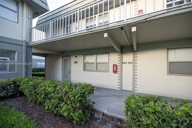 549 Monaco Way in Delray Beach, FL - Foto de edificio - Building Photo