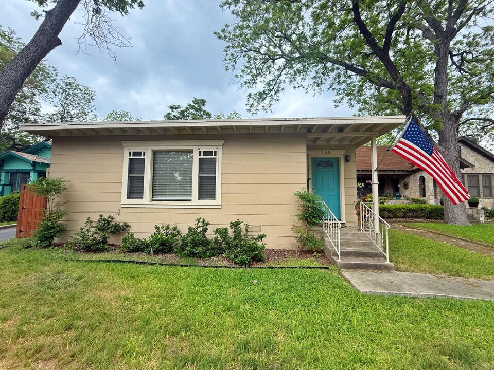 460 Comal Ave in New Braunfels, TX - Foto de edificio