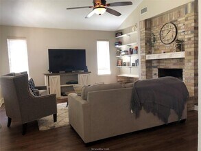 1004 Crestwood Dr in Bryan, TX - Foto de edificio - Building Photo