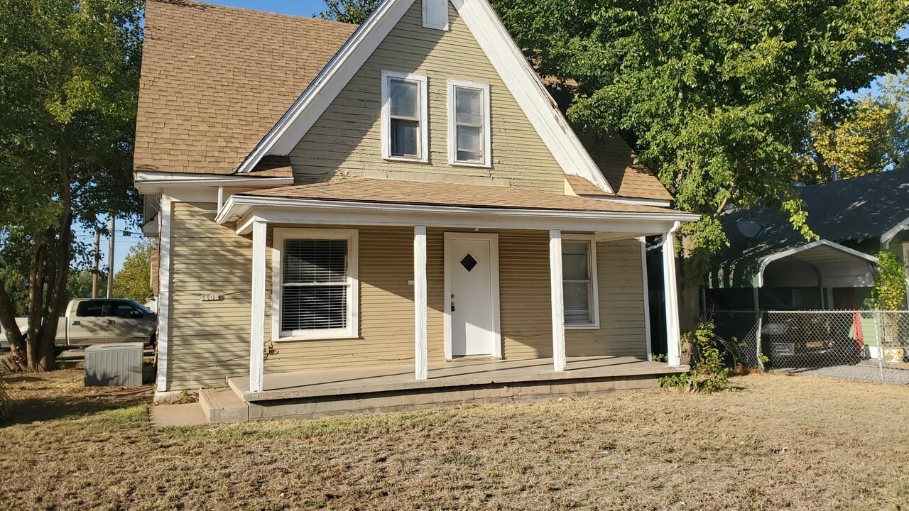 1402 E Maple Ave in Enid, OK - Building Photo