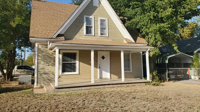 property at 1402 E Maple Ave