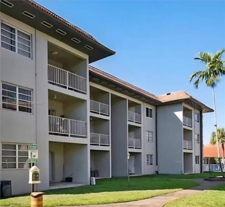 13920 Lake Placid Ct in Hialeah, FL - Building Photo