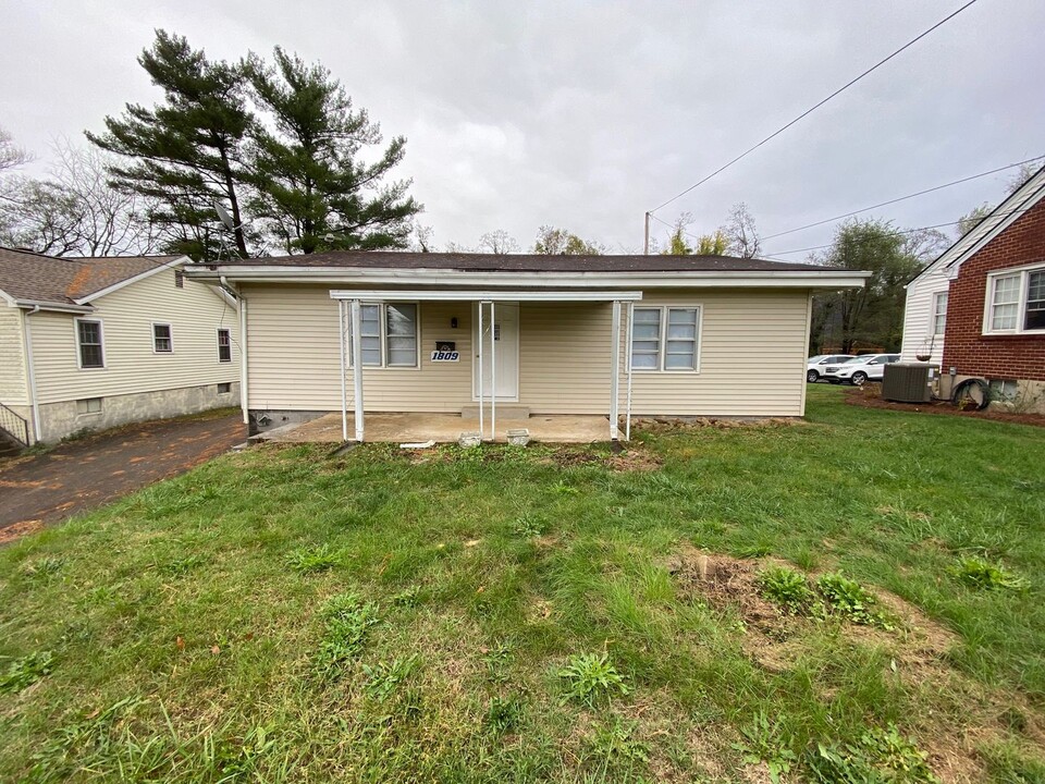 1809 Fort Robinson Dr in Kingsport, TN - Building Photo