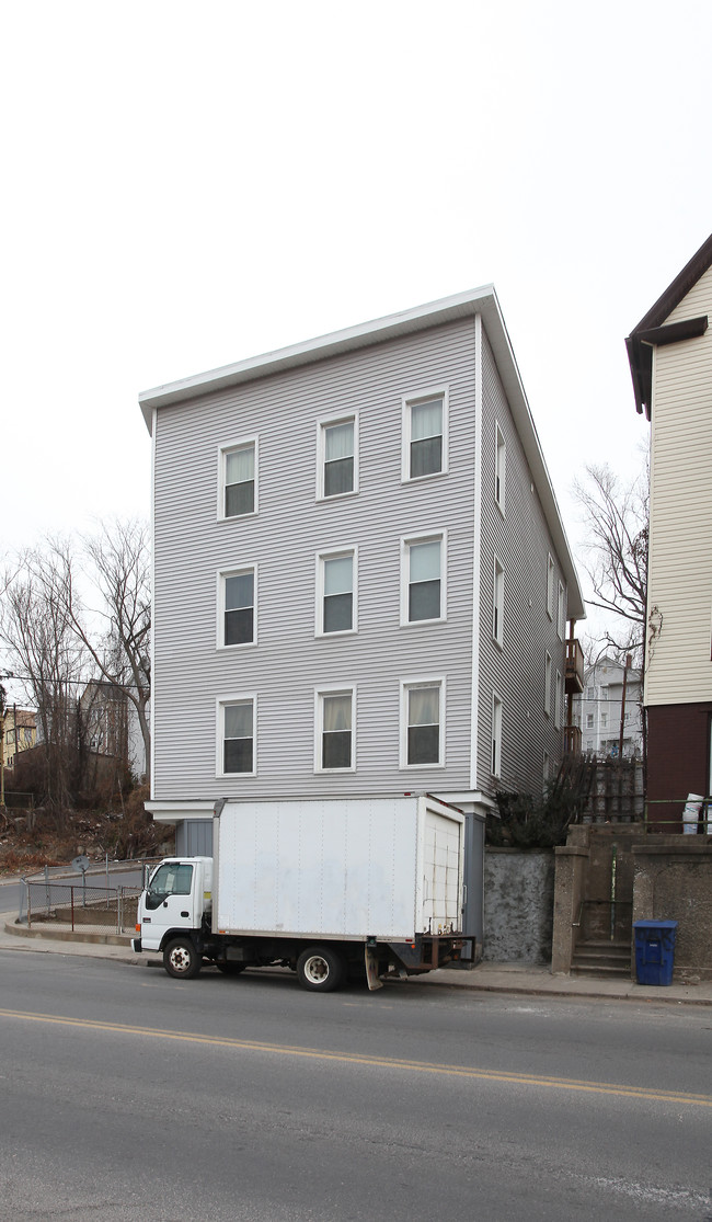 1071 S Main St in Waterbury, CT - Building Photo - Building Photo