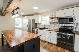 101 SE Keystone Dr in Lee's Summit, MO - Building Photo - Building Photo