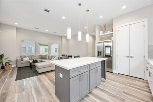 2611 Huntington Creek Ln in Houston, TX - Building Photo