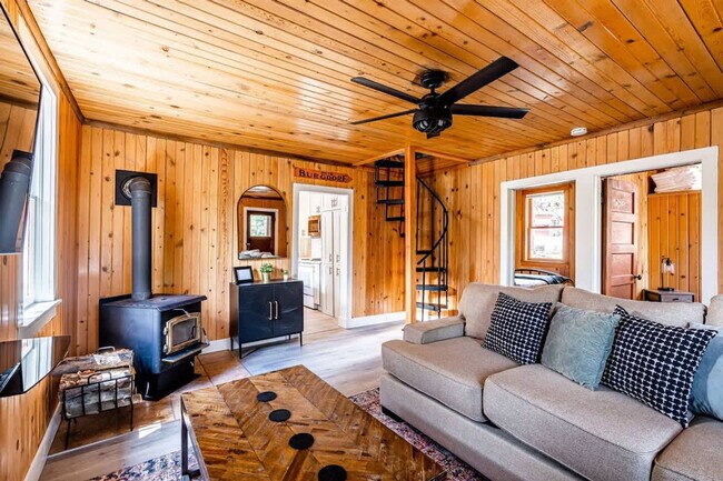 1005 Yew Wood St in Mccall, ID - Building Photo - Building Photo