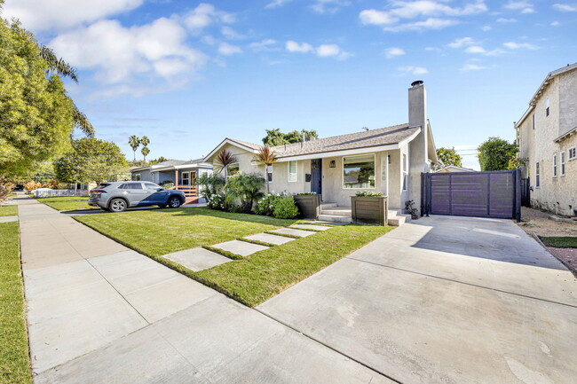 1740 S Orange Grove Ave in Los Angeles, CA - Building Photo - Building Photo