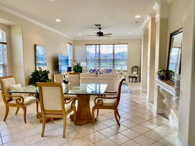 4532 Whispering Oaks Dr in North Port, FL - Foto de edificio - Building Photo