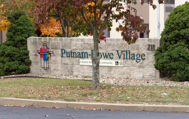 Putnam Howe Village in Belpre, OH - Building Photo - Building Photo