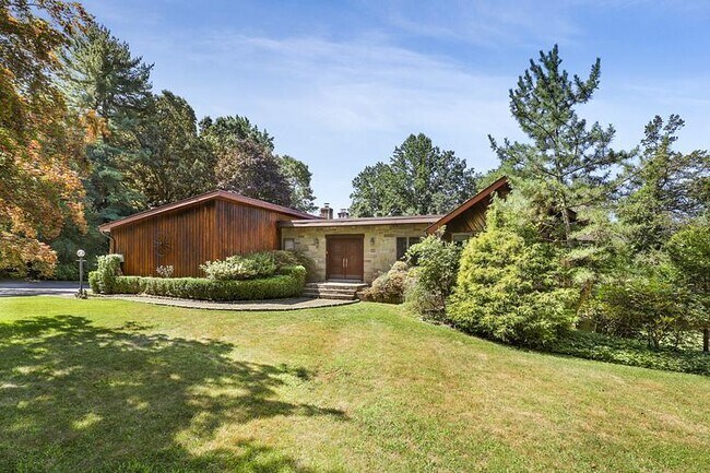 7 Alpine Dr in Armonk, NY - Building Photo - Building Photo