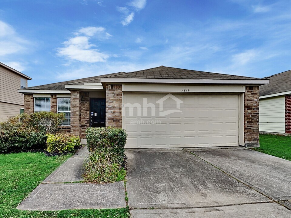 7819 Chervil Ln in Baytown, TX - Building Photo