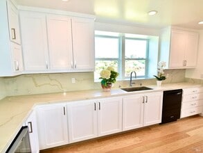 73 Eastview Ave in Tiburon, CA - Building Photo - Building Photo