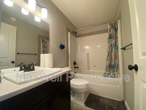 315 Desrochers Blvd SW in Edmonton, AB - Building Photo - Building Photo