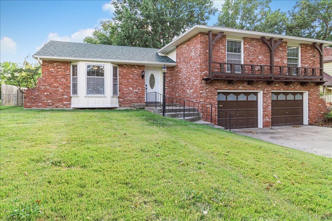 318 Goodrich Dr in Warrensburg, MO - Building Photo