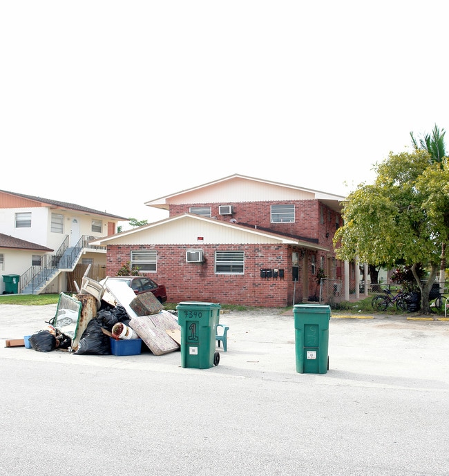 7340-7350 NW 37th St in Hollywood, FL - Foto de edificio - Building Photo