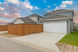 204 Flowers Ave in Hutto, TX - Foto de edificio - Building Photo