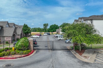 Highland Crossing Apartments in Tulsa, OK - Building Photo - Building Photo