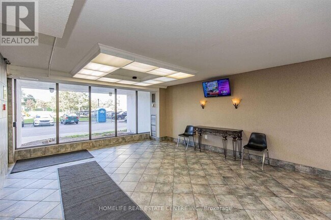 17 Knightsbridge Rd in Brampton, ON - Building Photo - Building Photo