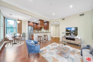 1236 Flores St in West Hollywood, CA - Building Photo