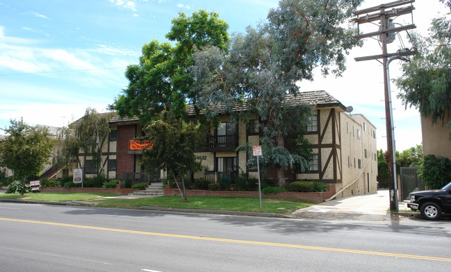 14632 Magnolia Blvd in Sherman Oaks, CA - Foto de edificio - Building Photo