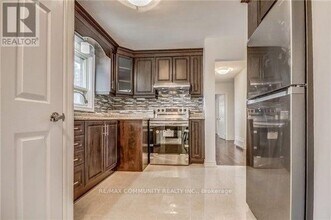 206 Crocus Dr in Toronto, ON - Building Photo - Building Photo