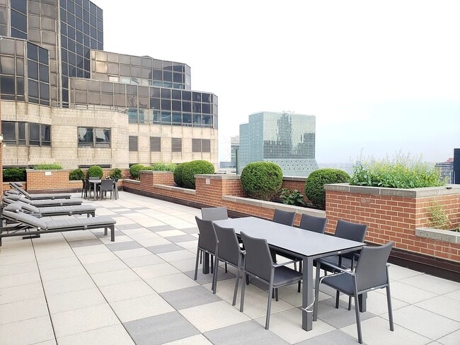 236 E 47th St, Unit 26 D in New York, NY - Foto de edificio - Building Photo