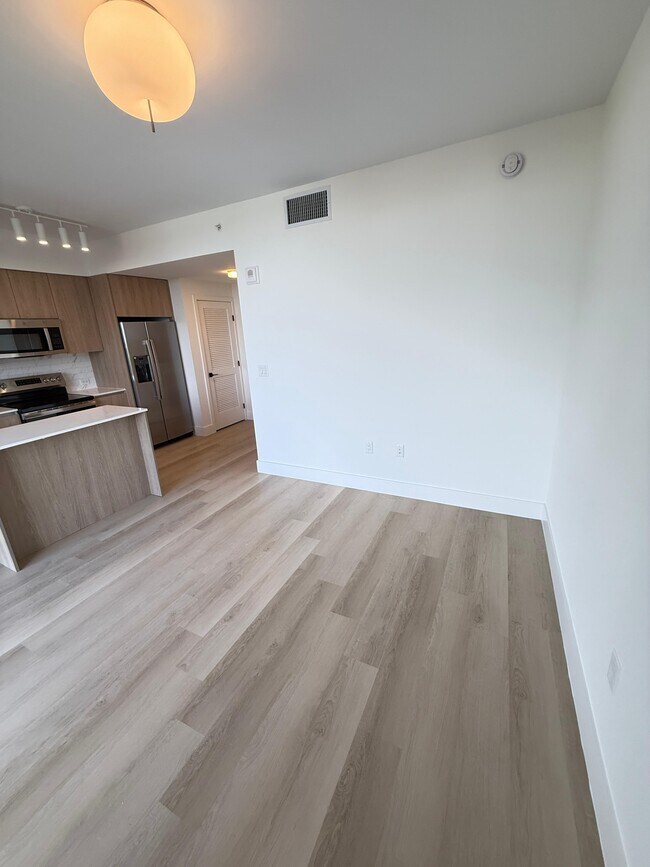 2533 NE 183rd St, Unit A17 in North Miami Beach, FL - Building Photo - Building Photo