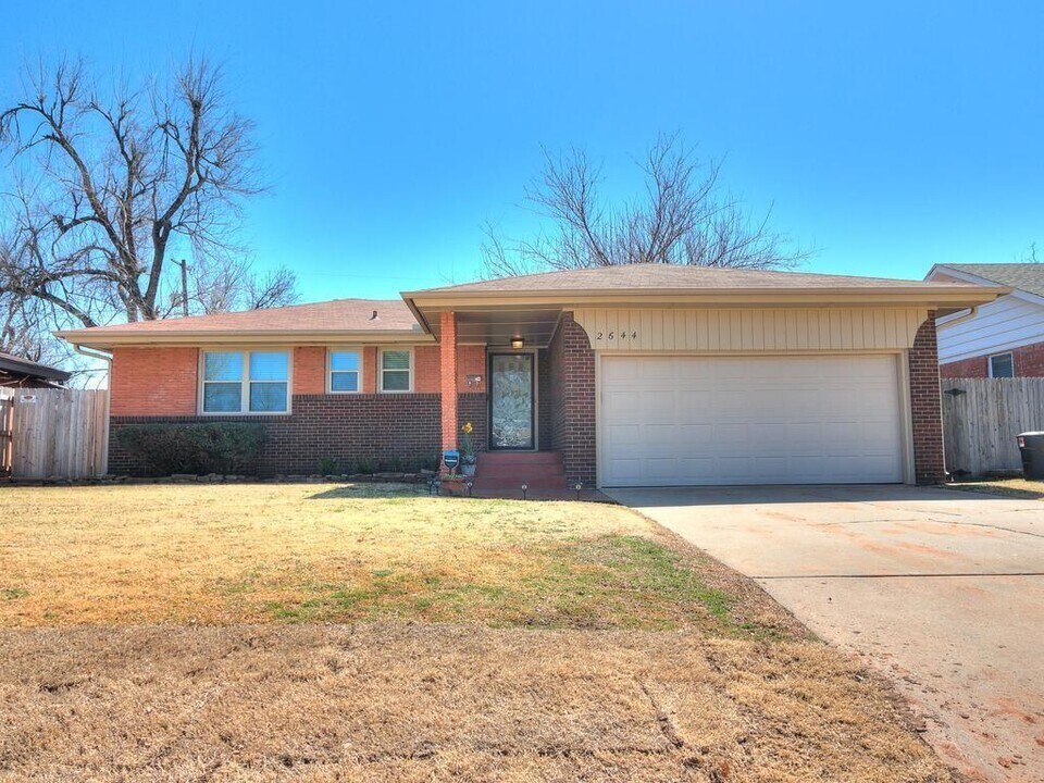 2644 Lakeside Dr in The Village, OK - Foto de edificio