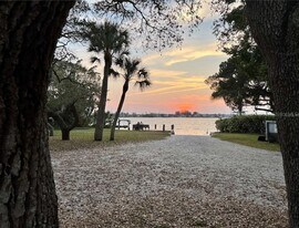 1833 Pandora Dr, Unit 0600002 in Sarasota, FL - Building Photo