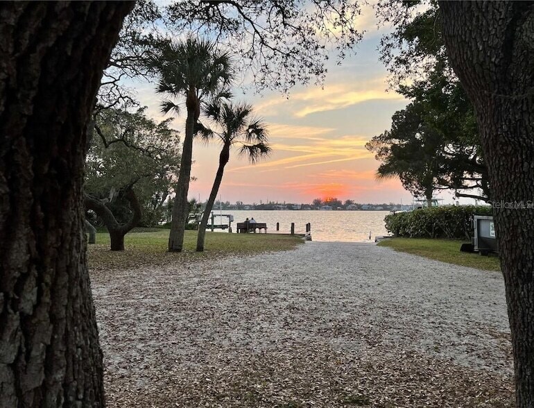 1833 Pandora Dr, Unit 0600002 in Sarasota, FL - Building Photo