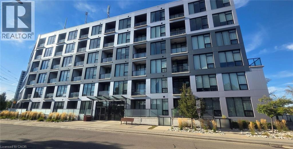 690 King St W in Kitchener, ON - Building Photo