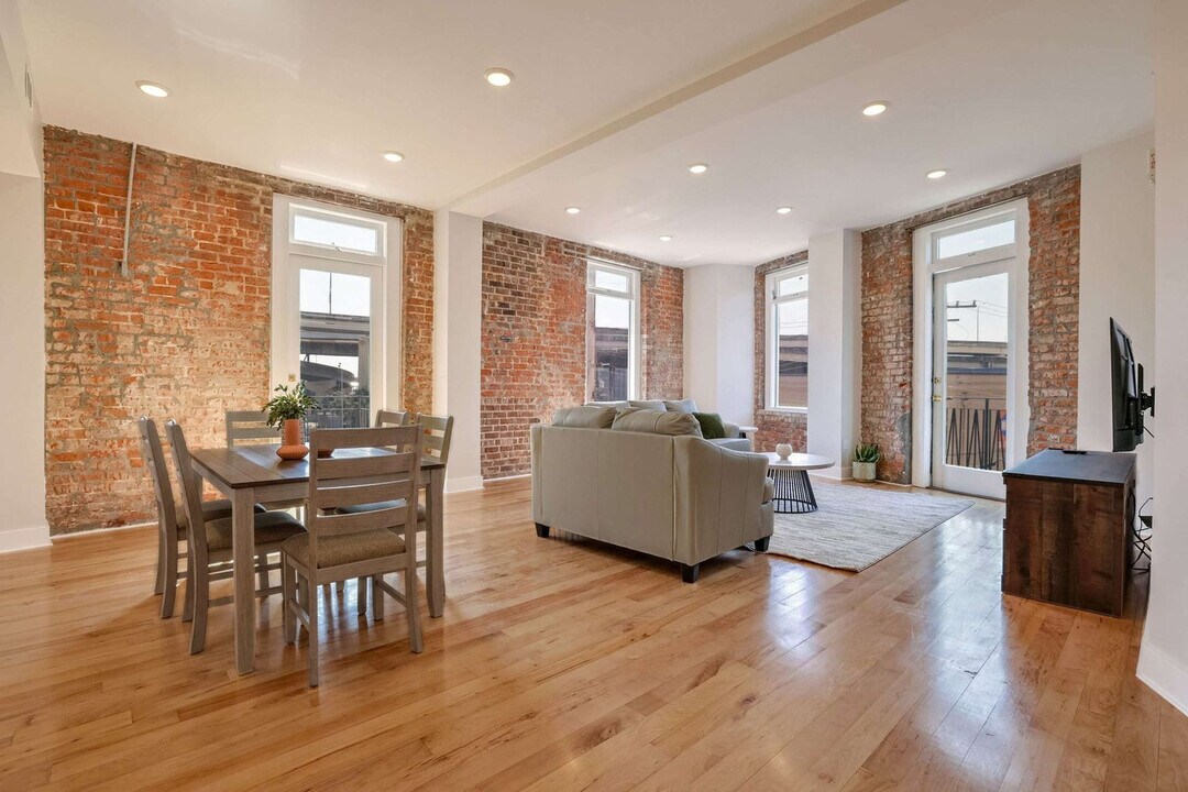 1050 Annunciation St in New Orleans, LA - Building Photo