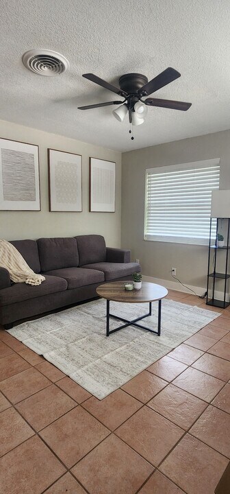 139 NE Monroe Cir N in St. Petersburg, FL - Building Photo