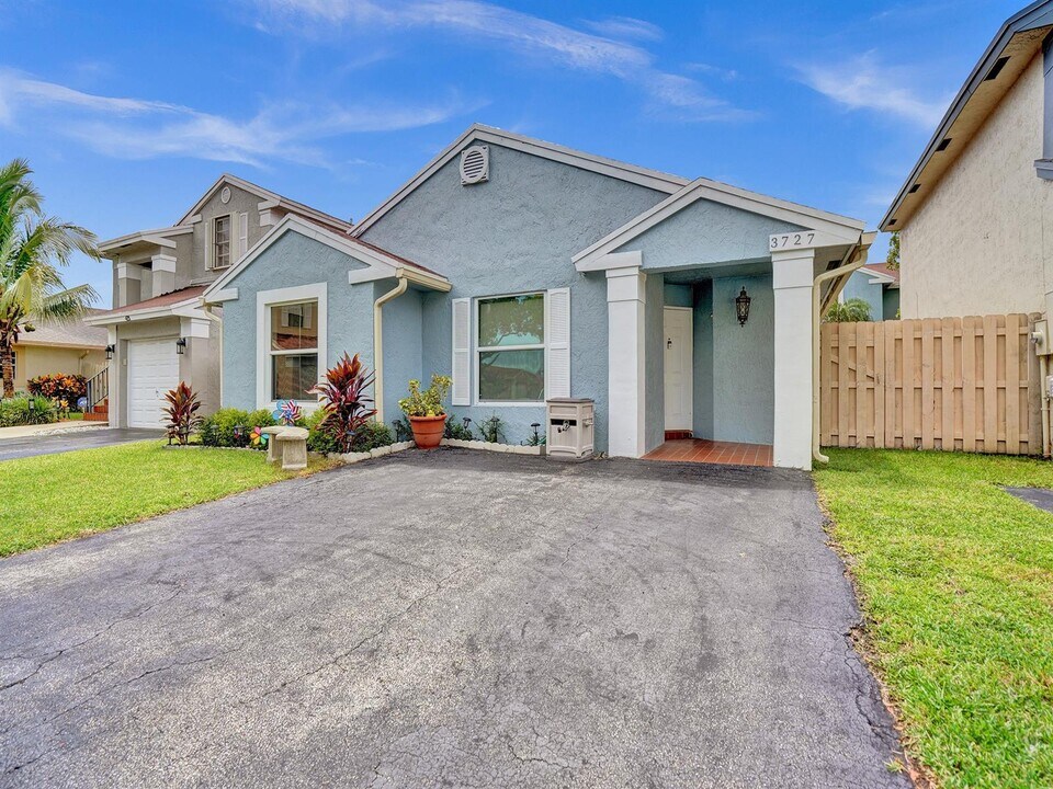3727 NW 107th Ter in Sunrise, FL - Building Photo