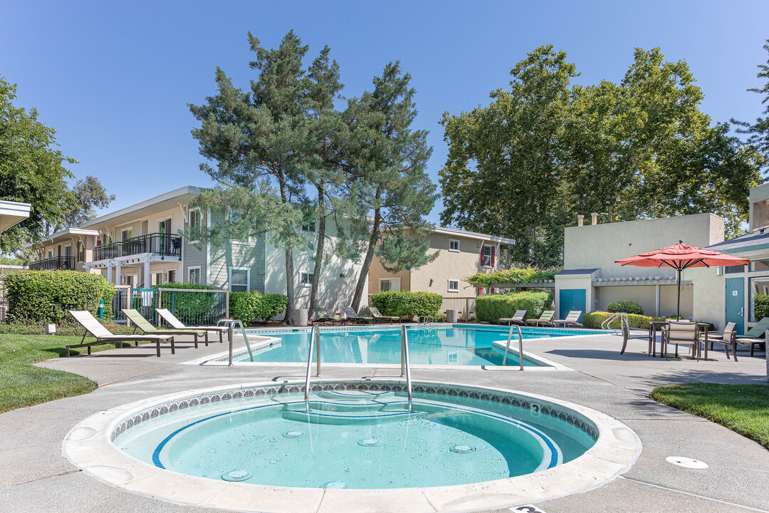 Parkside Apartments in Davis, CA - Foto de edificio