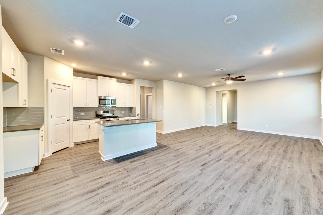 311 Ravens Crst Dr in Hutto, TX - Building Photo