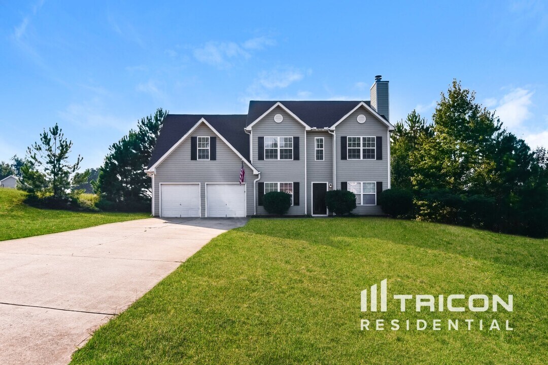 4056 Northwind Dr in Ellenwood, GA - Building Photo