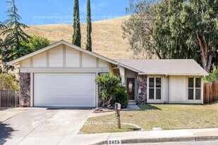 2425 Grimsby Dr in Antioch, CA - Building Photo