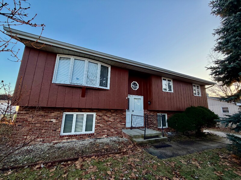 7431 W 83rd Ln in Crown Point, IN - Foto de edificio