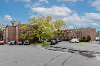 Bell Court in East Hartford, CT - Building Photo - Building Photo