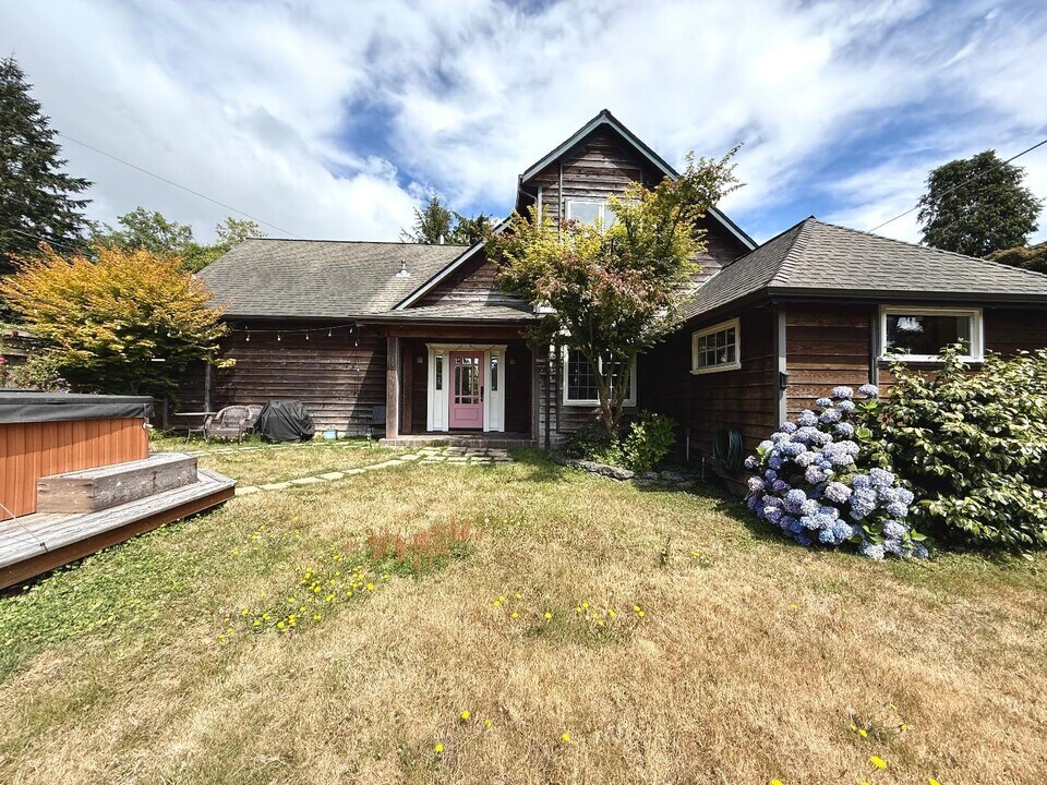 677 Kay Ave in Trinidad, CA - Building Photo