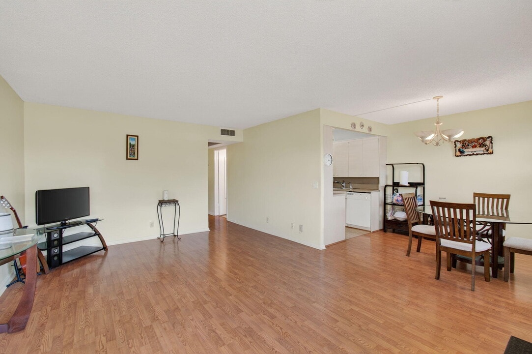 2015 Cornwall Dr in Boca Raton, FL - Building Photo