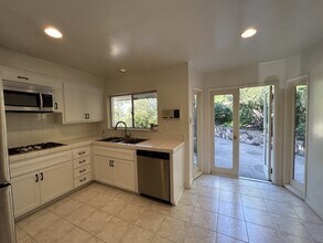 17218 Escalon Dr in Encino, CA - Building Photo - Building Photo